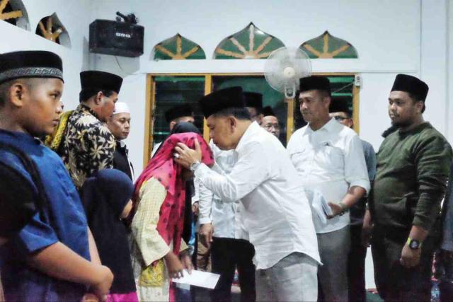 Safari Ramadan di Desa Penyagun, Plt Bupati Asmar Santuni Anak Yatim dan Duafa