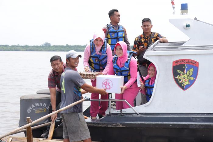 Bhayangkari Meranti Peduli, Sejumlah Nelayan dapat Bansos
