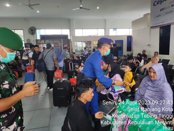 Personel Polres Meranti dan Tim Gabungan Bagikan Masker kepada Pemudik