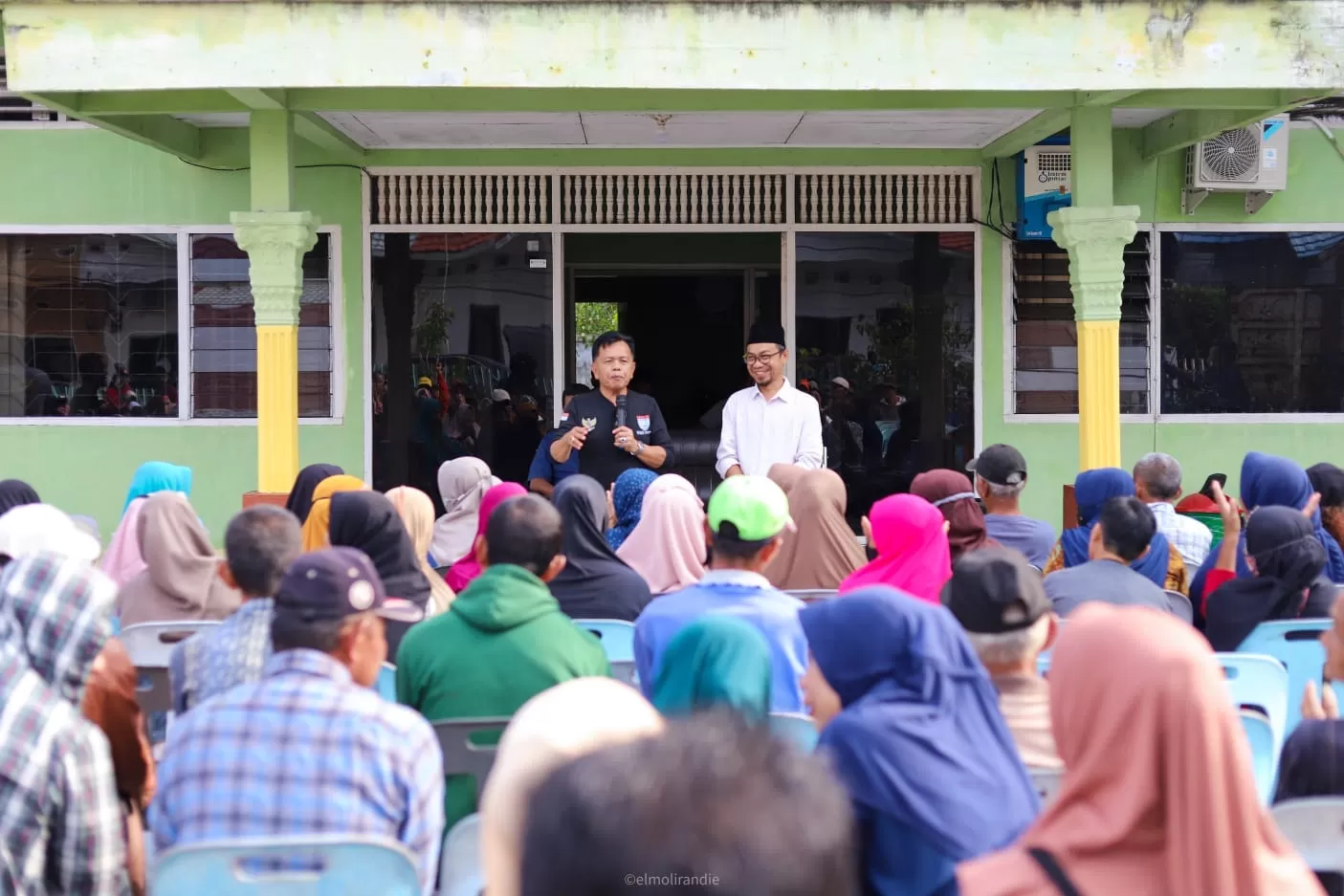 Plt. Bupati Asmar Bagikan Beras Kepada Para Petugas Kebersihan
