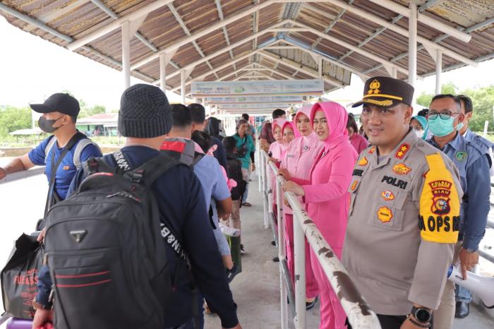 Kapolres Tinjau sekaligus Bagikan Bingkisan kepada Petugas Posyan Operasi Ketupat