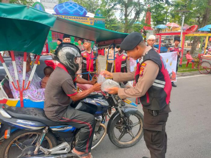 Sat Samapta Polres Meranti Bagi-bagi Ratusan Takjil Ramadan kepada Pengendara