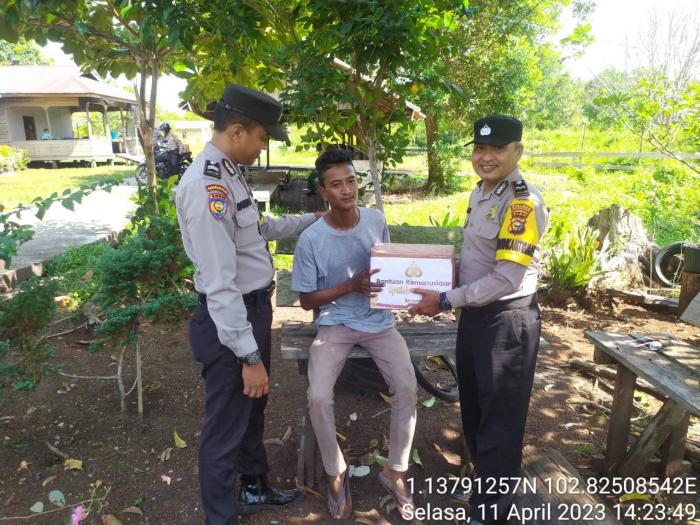 Polsek Rangsang Salurkan Bansos Kemanusiaan untuk Negeri di Desa Sonde dan Tanah Merah