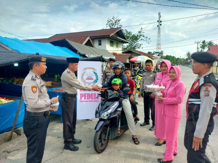 Ramadan Berkah, Kapolsek Merbau Berbagi Takjil