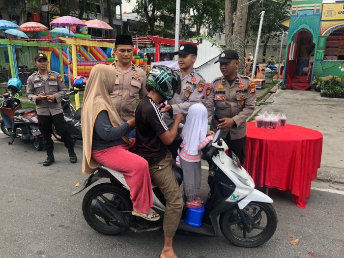 Giliran Sat Tahti dan Binmas Polres Meranti Bagi Takjil kepada Pengendara Motor Taat Aturan Lalin