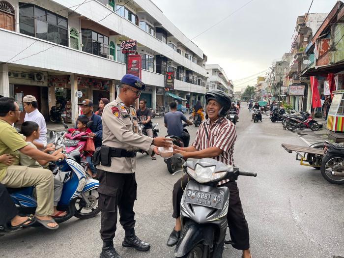 Pengendara Patuh Aturan Lalin dan Masyarakat di Pelabuhan Kempang dapat Bingkisan Takjil dari Satpolairud