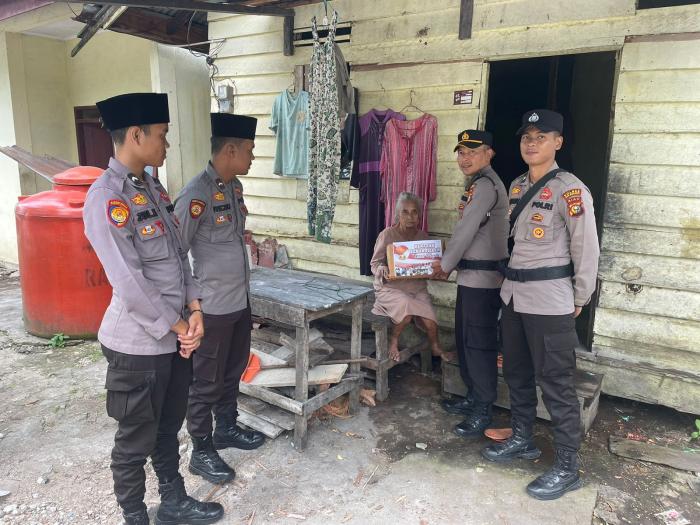 Puluhan Kaum Dhuafa di Selatpanjang dapat Bantuan Sembako dari Polisi