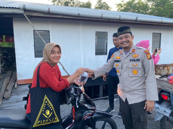 Polsek Rangsang Barat Bersama Bhayangkari dan Personel Berbagi Takjil kepada Masyarakat