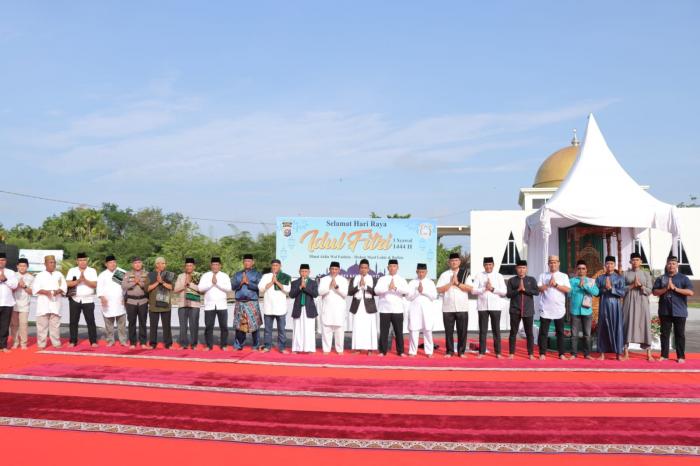 Kapolres dan Warga Salat Ied di Halaman Mapolres