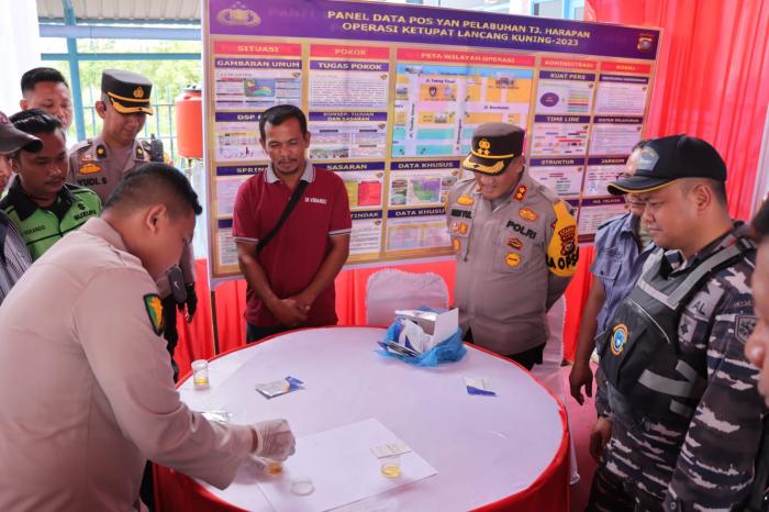 Kapolres Lakukan Tes Urine Nahkoda Kapal dan Beri Arahan kepada Personel Gabungan