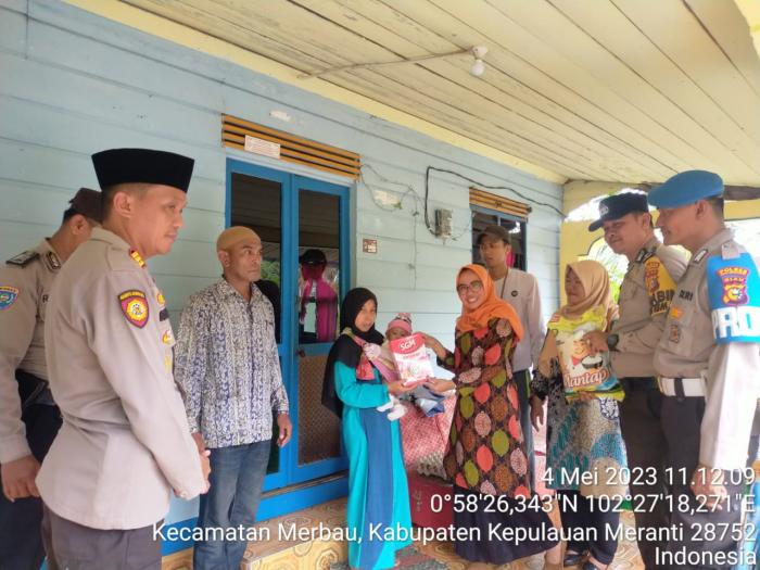 Kapolsek Merbau Bantu Dua Keluarga Balita Stunting di Desa Sei Anak Kamal