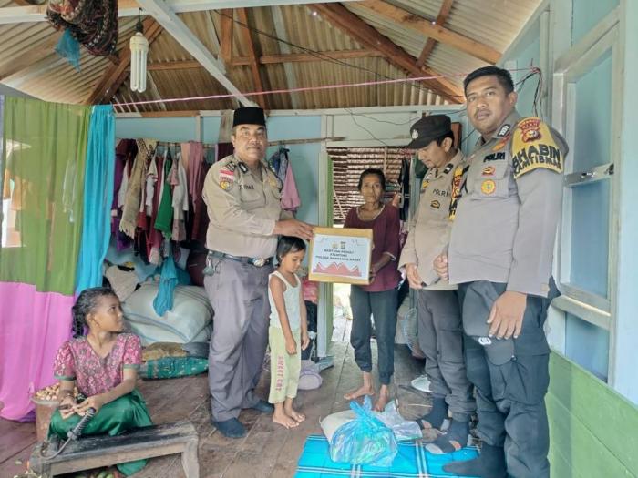 Sobat Polsek Rangsang Barat Bantu Keluarga Balita Stunting di Lemang dan Segomeng