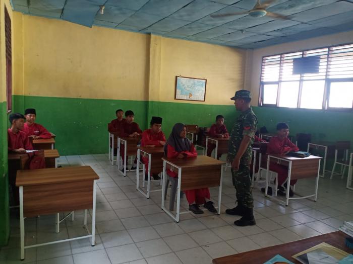 Babinsa Koramil 02/Tebingtinggi Masuk SMPN 1 Selatpanjang