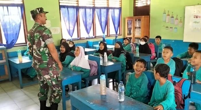 Babinsa Masuk Sekolah, Serda Muhammad Amri Datangi SDN 2 Desa Bina Maju