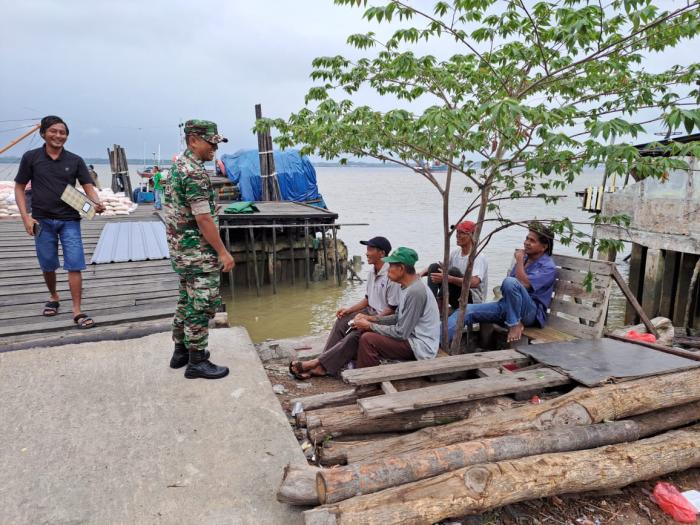 Babinsa Serda D Sihotang Gelar Komsos Dengan Masyarakat