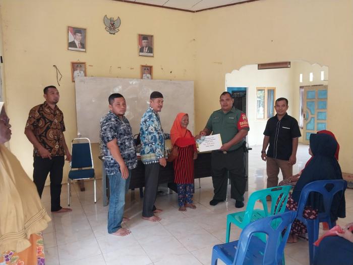 Babinsa Koramil 02/ Tebingtinggi Dampingi Penyaluran BLT-DD Tahap I di Desa Tebun
