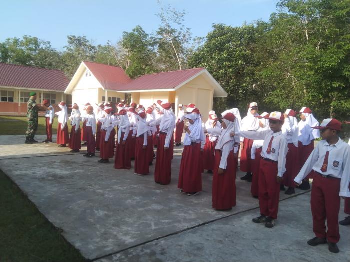 Serka Ernala Sembiring Ajarkan PBB pada Siswa SDN 03 Sialang Pasung