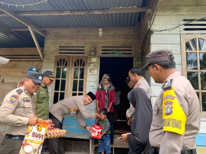 Polsek Merbau Ulurkan Bantuan kepada Keluarga Balita Stunting di Mekarsari