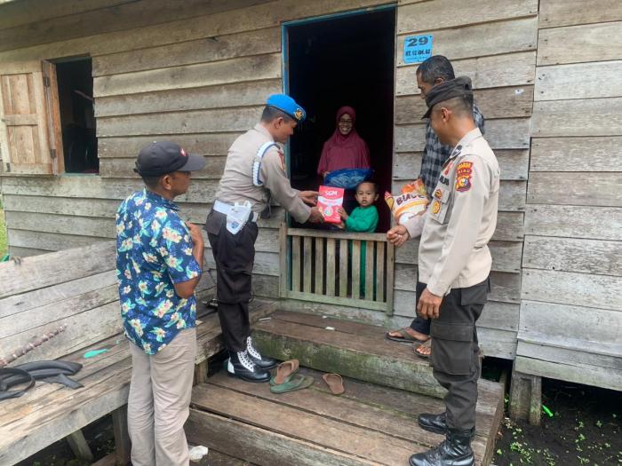 Bantu Balita Stunting, Polsek Merbau Salurkan Bansos