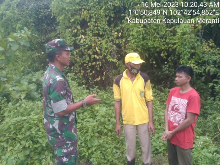 Babinsa Koramil 02/ Tebingtinggi Patroli Karhutla Bersama Warga