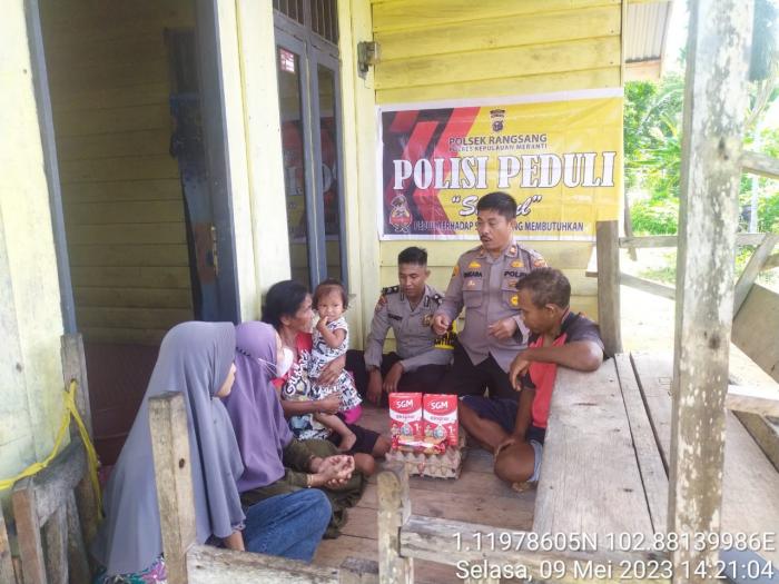 Sobat Si Dul Polsek Rangsang Berbagi, Seorang Balita di Desa Bungur dapat Bantuan Asupan Gizi