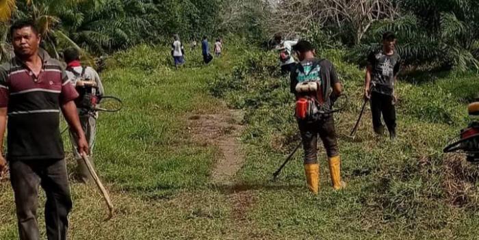 Masyarakat Dusun Makmur Bantan Goro Bersihkan Bodi Jalan
