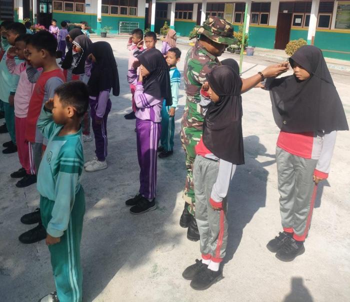 Babinsa Koramil 02/Tebing Tinggi Serda Herman Saputra Gelar Komsos Dengan Siswa SDN 02 Nipah Sendanu