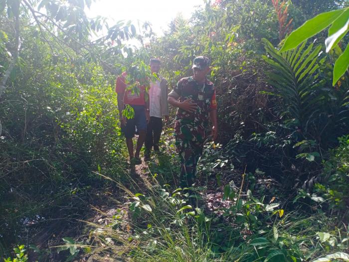 Babinsa Koramil 02/Tebingtinggi Sertu Pardin Paramay Bersama Mayarakat Patroli Karhutla di Desa Banglas