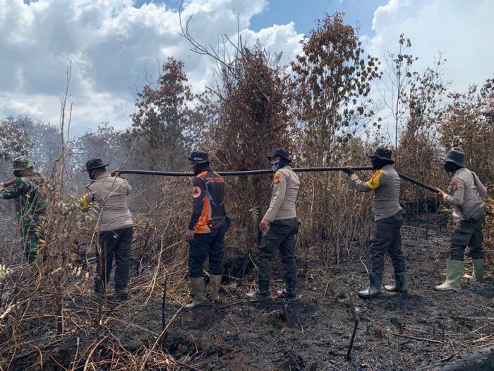 Kapolres AKBP Bimo Turun Langsung Padamkan Karhutla di Cagar Biosfer Hutan Giam Siak Kecil