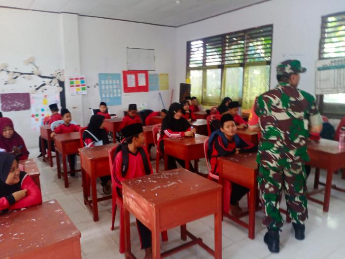 Babinsa Koramil 02/Tebingtinggi Sertu Pardin Paramai Kunjungi SDIT Permata