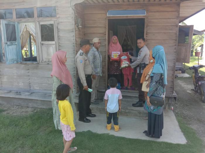 Sobat Kamis Barokah Polsek Merbau Sambangi Dua Balita Stunting di Desa Pelantai