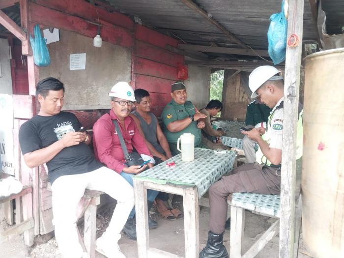 Babinsa Koramil 02/Tebing Tinggi Serka Subar Gelar Komsos Dengan Masyarakat dan Karyawan PT SRL di Pos Kamling