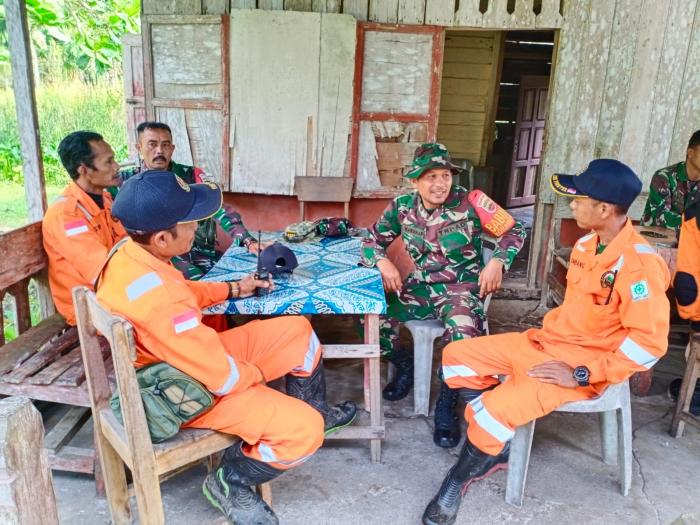 Babinsa Koramil 02/Tebingtinggi Serda Zulkarnaen Gelar Komsos Dengan MPA di Sungai Cina