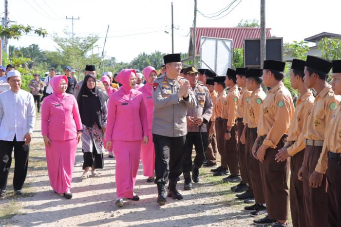 Kapolda dan Ketua Bhayangkari Daerah Riau Silaturahmi ke Ponpes Darul Fikri Selatpanjang