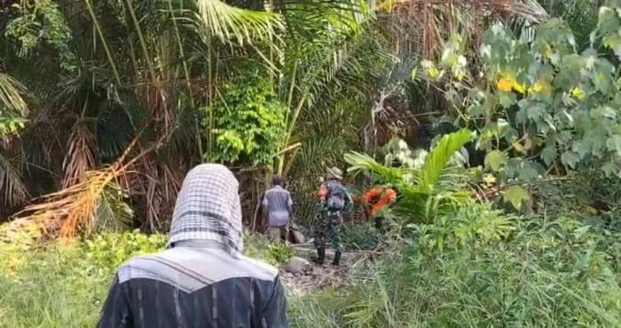 Babinsa Koramil 02/Tebingtinggi Sertu M Amry Bersama Mayarakat Patroli Karhutla di Desa Lemang