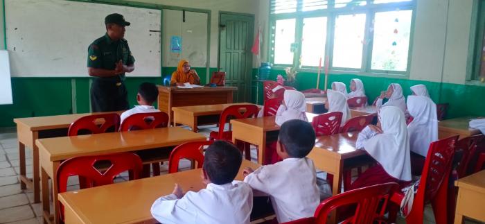 Pratu Angga Pebrihadi Laksanakan Kegiatan Babinsa Masuk Sekolah di SD Negeri 14 Banglas