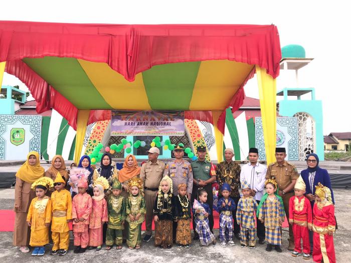 Mewakili Danramil, Babinsa Serma Safi'i Hadiri Acara Karnaval Hari Anak Nasional di Alai