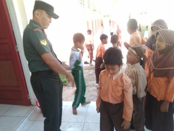 Babinsa Serka Ernala Sembiring Gelar Kegiatan Masuk Sekolah di SDN 08 Bantar