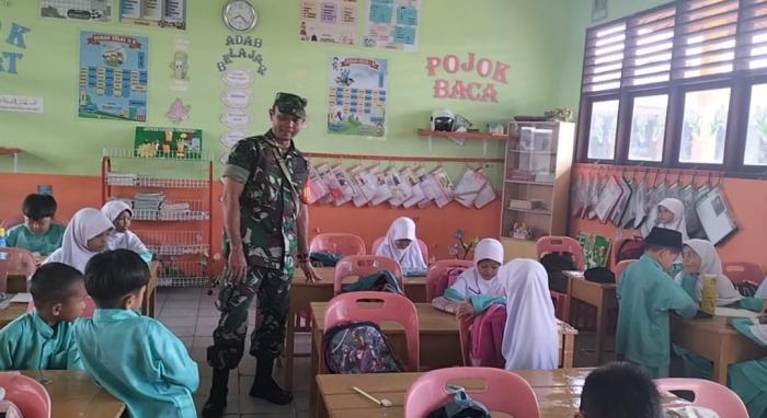 Babinsa Koramil 02/Tebing Tinggi Sertu M Amry Kunjungi SDN 3 Desa Telaga Baru