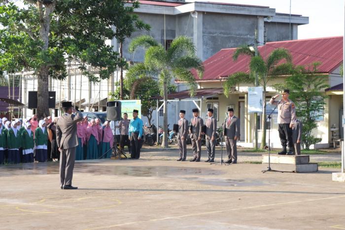 Giat Rutin Bulanan Police Goes to School, Wakapolres Meranti jadi Irup Senin di Ponpes Darul Fikri