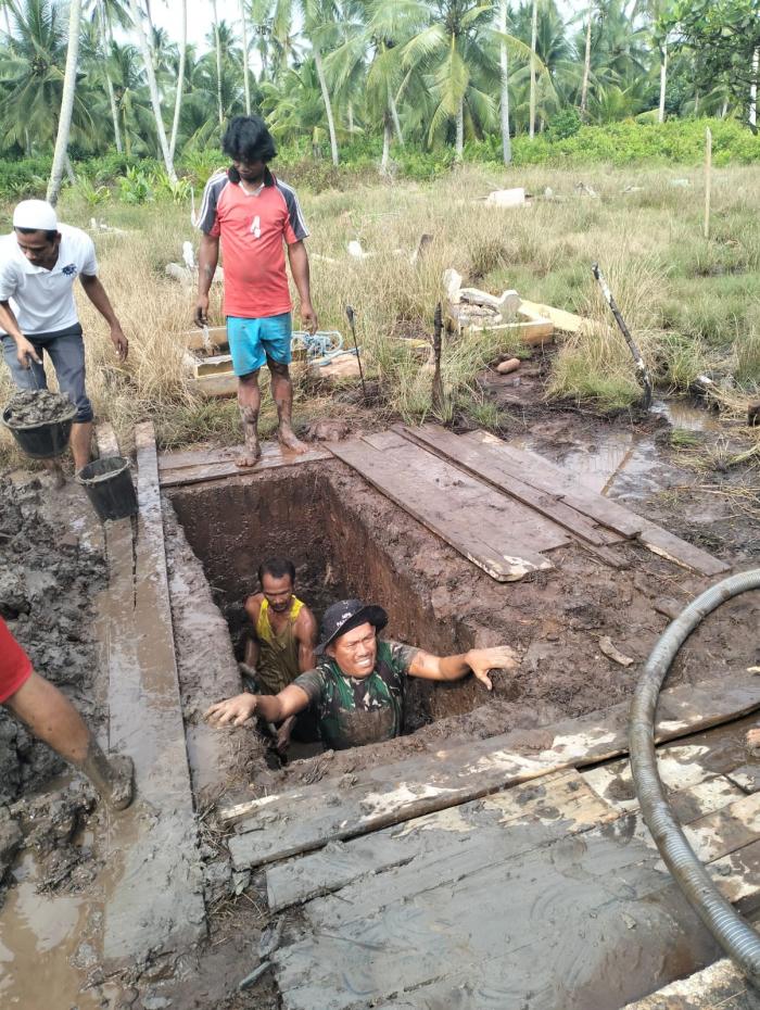 Tingginya Rasa Kepedulian, Babinsa Koptu Dedi Swarman Ikut Bantu Warga Gali Liang Kubur