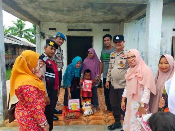 Bersama Nakes Puskesmas Teluk Belitung, Polsek Merbau Bantu Dua Balita Stunting