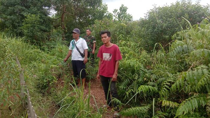 Babinsa Serka Anton Harianja Bersama Masyarakat Laksanakan Patroli Karlahut