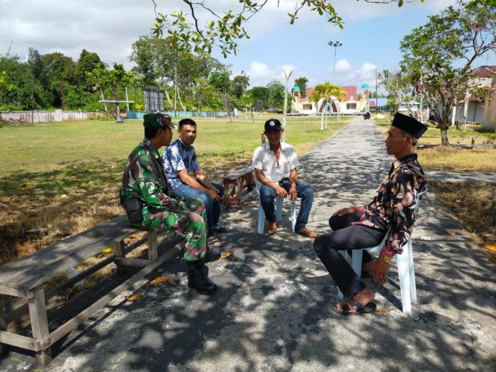 Lakukan Komsos, Babinsa Koramil 02/Tebing Tinggi Serma Safi'i Ajak Masyarakat Jaga Kekompakan