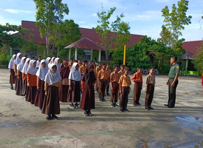Masuk SDN 02 Tebing Tinggi, Babinsa  Serda FS. Sihotang Berikan Materi PBB ke Siswa