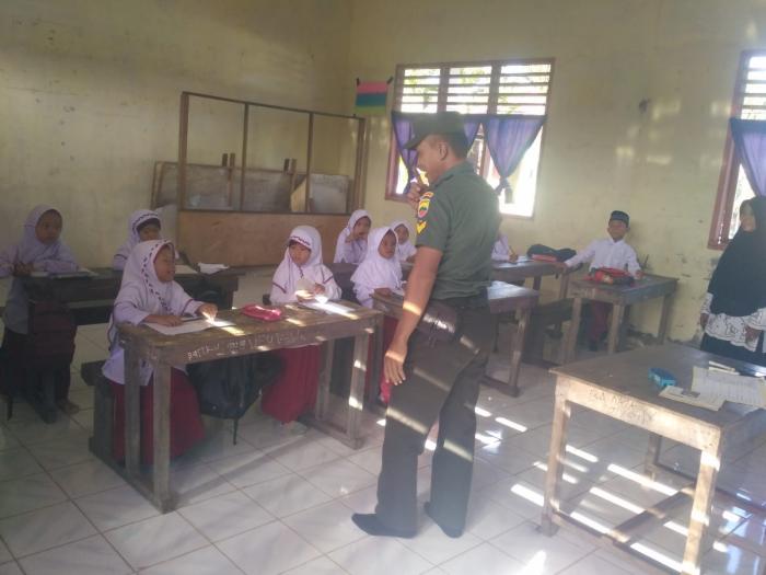 Babinsa Sertu Rudianto R Lakukan Komsos Dengan Siswa-siswi MI Raudhatut Thalibin