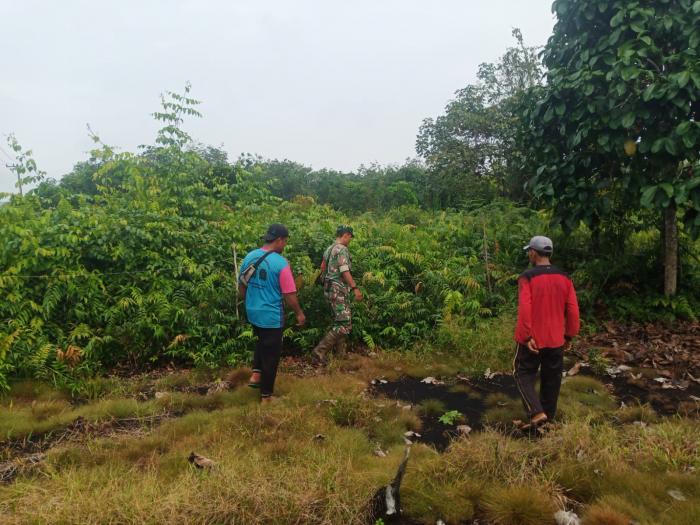 Cegah Karlahut, Babinsa Koramil 02/Tebing Tinggi Serda Suprayetno Bersama Masyarakat Gelar Patroli