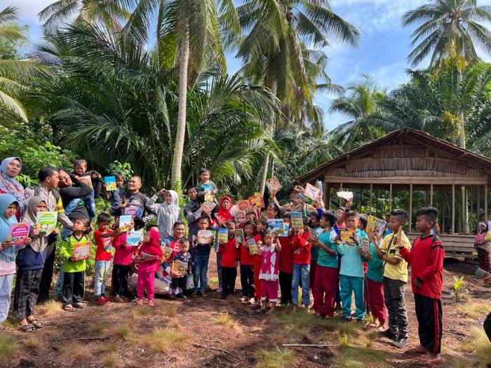 Kapolres Meranti Kunjungi dan Bantu Taman Baca Suku KAT di Desa Tanah Merah