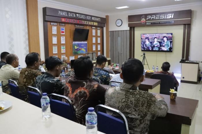 Personel Polres Meranti Nonton Bareng Pagelaran Wayang Kulit Wahyu Cakraningrat