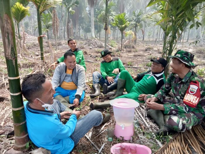 Babinsa Koramil 02/Tebing Tinggi Serda Lasidi Lakukan Komsos Dengan Masyarakat Tanah Merah
